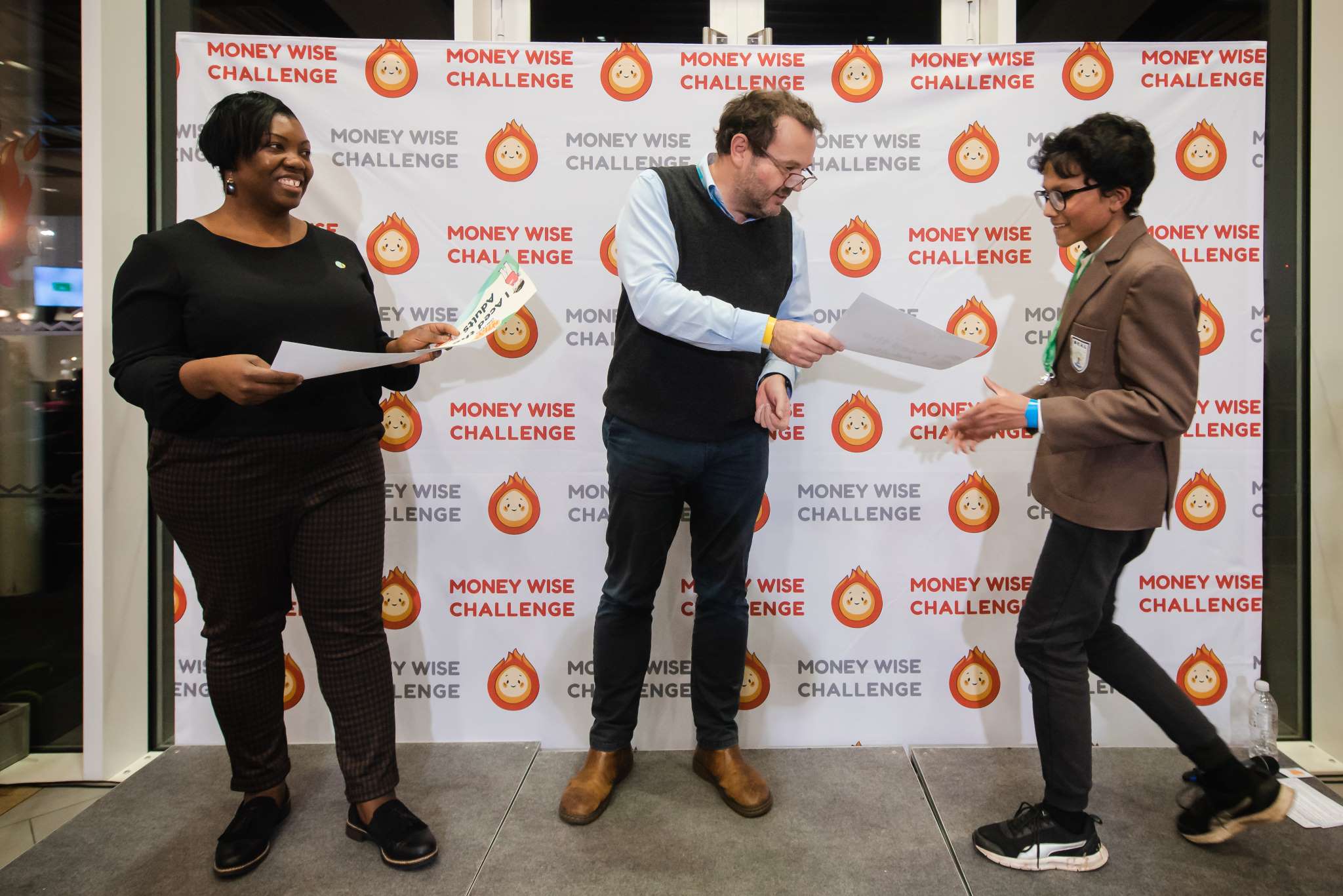 Gerald Mason, Senior Vice President of Corporate Affairs at Tate & Lyle Sugars, giving an award to a winning student at the East London Money Wise Challenge 2022. 